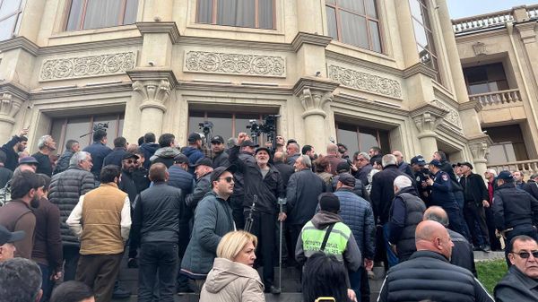 Сторонники Вардана Гукасяна у здания мэрии Гюмри (20 октября 2025). Гюмри - Sputnik Армения