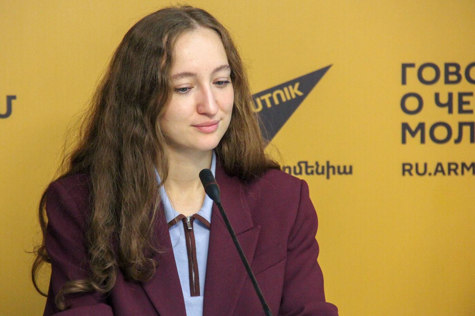 Главный специалист-эксперт представительства Россотрудничества в Армении Айгуль Шамсутдинова во время пресс-конференции (20 октября 2025). Еревaн - Sputnik Արմենիա, 1920, 20.10.2025