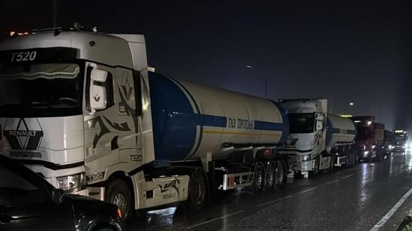 Водители грузовиков перекрыли дороги, ведущие к контрольно-пропускным пунктам Бавра, Баграташен и Гогаван (20 октября 2025) - Sputnik Армения
