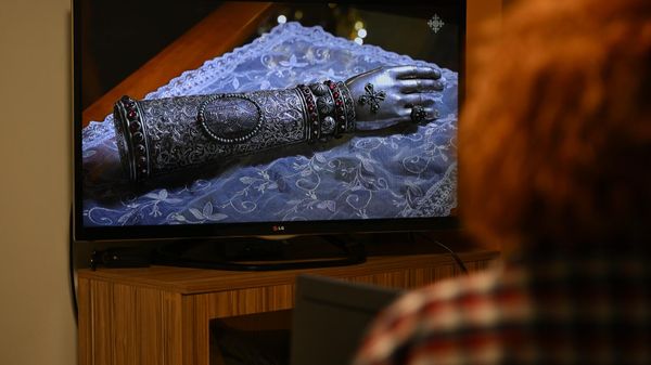 Девушка смотрит Шогакат ТВ - Sputnik Армения