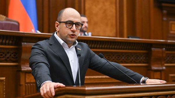 Депутат Айк Мамиджанян на заседании Национального собрания РА (21 октября 2025). Еревaн - Sputnik Армения