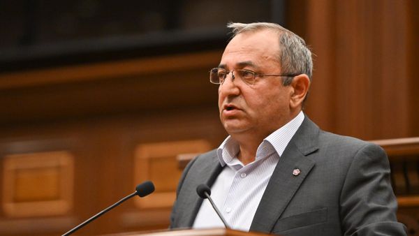 Депутат Арцвик Минасян выступает на заседании Национального собрания РА (21 октября 2025). Еревaн - Sputnik Армения