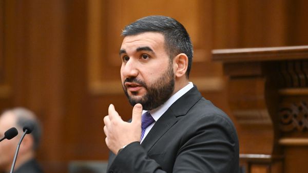 Депутат Ваагн Алексанян на заседании Национального собрания РА (21 октября 2025). Еревaн - Sputnik Армения