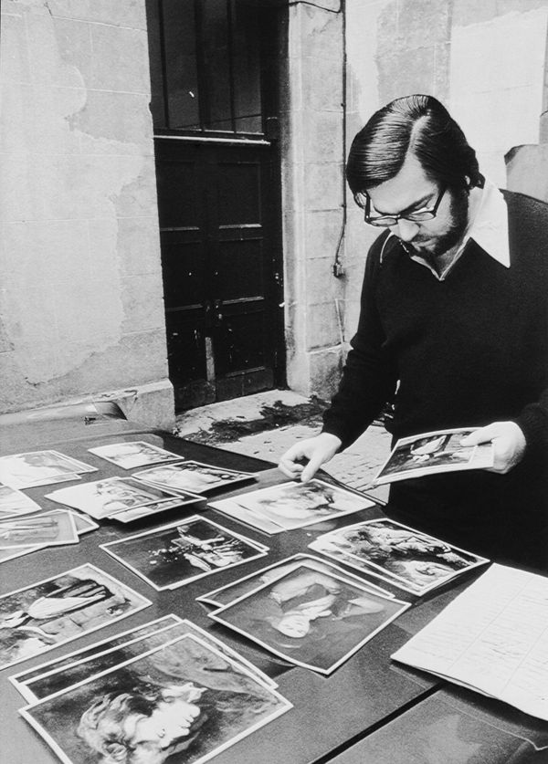 4 сентября 1972 года в Монреальском музее изящных искусств произошла крупнейшая кража произведений искусства в истории КанадыПохитители пробрались через световой люк, пройдя мимо неисправной системы сигнализации, и скрылись с картинами и другими предметами искусства на сумму $2 млн. Воры скрылись через боковую дверь (показана на фото), связав трёх охранников музея 4 сентября 1972 года в Монреальском музее изящных искусств произошла крупнейшая кража произведений искусства в истории КанадыПохитители пробрались через световой люк, пройдя мимо неисправной системы сигнализации, и скрылись с картинами и другими предметами искусства на сумму $2 млн. Воры скрылись через боковую дверь (показана на фото), связав трёх охранников музея - Sputnik Армения