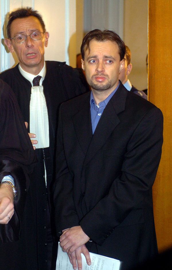 Стефан Брайтвизер (справа) в период с 1995 по 2001 годы украл порядка 240 произведений искусства на $2 млрд из 172 музеев Европы и стал самым успешным вором.После каждой поездки вор-официант наведывался к маме, где развешивал по стенам мировые шедевры. Узнав об аресте сына, она хладнокровно уничтожила все произведения, среди которых было раритетное оружие, старинные вазы, старинные музыкальные инструменты и полотна известных художников Стефан Брайтвизер (справа) в период с 1995 по 2001 годы украл порядка 240 произведений искусства на $2 млрд из 172 музеев Европы и стал самым успешным вором.После каждой поездки вор-официант наведывался к маме, где развешивал по стенам мировые шедевры. Узнав об аресте сына, она хладнокровно уничтожила все произведения, среди которых было раритетное оружие, старинные вазы, старинные музыкальные инструменты и полотна известных художников - Sputnik Армения