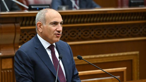 Премьер-министр Никол Пашинян во время правительственного часа в парламенте (22 октября 2025). Еревaн - Sputnik Армения