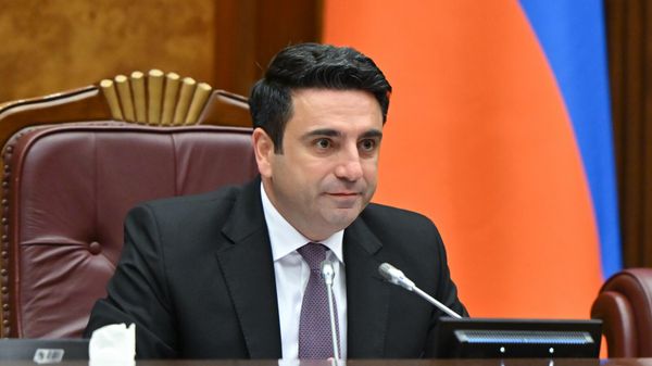 Председатель НС Ален Симонян во время правительственного часа в парламенте (22 октября 2025). Еревaн - Sputnik Армения