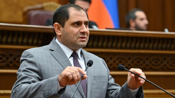 Министр обороны Сурен Папикян во время правительственного часа в парламенте (22 октября 2025). Еревaн - Sputnik Армения
