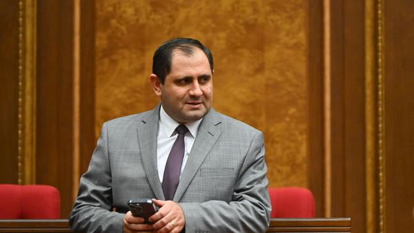 Министр обороны Сурен Папикян во время правительственного часа в парламенте (22 октября 2025). Еревaн - Sputnik Армения