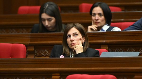 Министр здравоохранения Анаит Аванесян во время правительственного часа в парламенте (22 октября 2025). Еревaн - Sputnik Армения