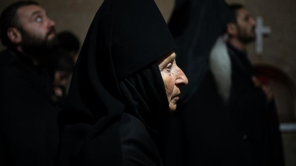 Монахиня Казараванского монастыря мать Элизабет в церкви Сурб Нарек села Казараван во время молитвы за находящихся в заточении священнослужителей (23 октября 2025). Арагацотн - Sputnik Армения