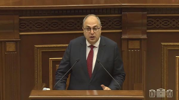 Депутат Владимир Варданян во время очередного заседания НС (24 октября 2025). Еревaн - Sputnik Армения