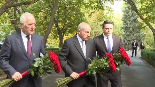 Руководство Армении почтило память жертв теракта 27 октября 1999 года - Sputnik Армения