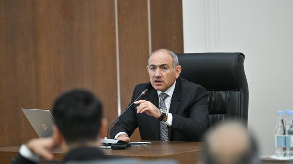 Премьер-министр Никол Пашинян во время заседания постоянных комиссий НС по обсуждению госбюджета 2026 (27 октября 2025). Еревaн - Sputnik Армения