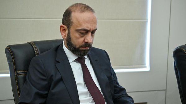 Министр иностранных дел Арарат Мирзоян во время заседания постоянных комиссий НС по обсуждению госбюджета 2026 (27 октября 2025). Еревaн - Sputnik Армения
