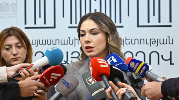 Министр юстиции Србуи Галян отвечает на вопросы журналистов во время перерыва заседания постоянных комиссий НС по обсуждению госбюджета 2026 (27 октября 2025). Еревaн - Sputnik Армения