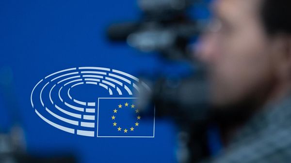 Оператор за работой в здании Европарламента - Sputnik Армения