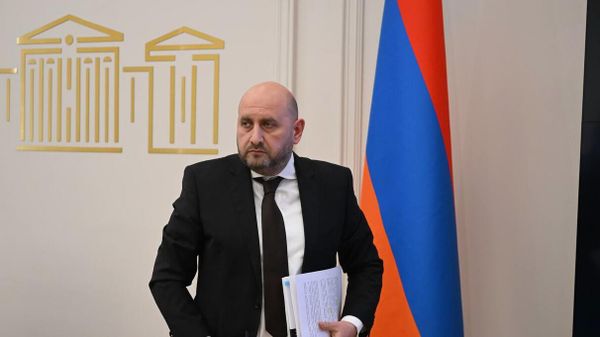 Председатель Центрального Банка Мартин Галстян во время заседания постоянных комиссий НС по обсуждению госбюджета 2026 (27 октября 2025). Еревaн - Sputnik Армения