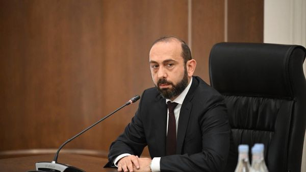 Министр иностранных дел Арарат Мирзоян во время заседания постоянных комиссий НС по обсуждению госбюджета 2026 (27 октября 2025). Еревaн - Sputnik Արմենիա