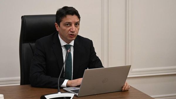 Министр финансов Ваге Ованнисян во время заседания постоянных комиссий НС по обсуждению госбюджета 2026 (27 октября 2025). Еревaн - Sputnik Армения