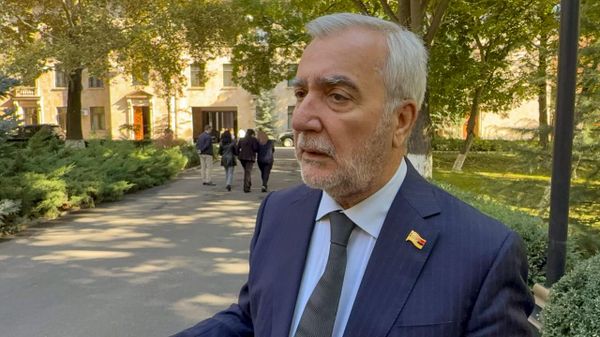 Церемония возложения цветов у памятника жертвам 27 октября 1999 года в парке Национального собрания (27 октября 2025). Еревaн - Sputnik Армения