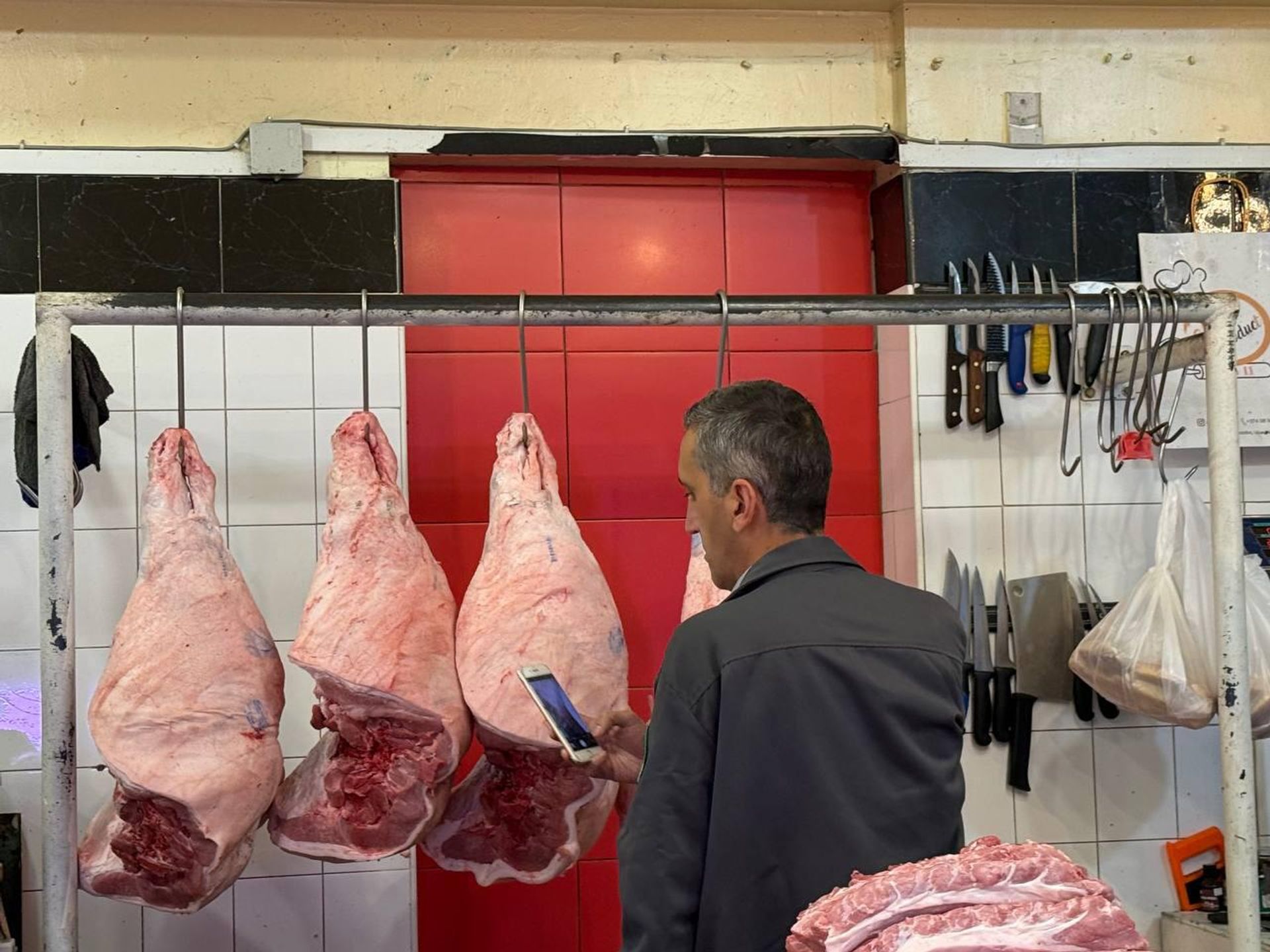 Сотрудники Инспекционного органа безопасности пищевых продуктов во главе с руководителем Тиграном Петросяном провели проверки в объектах по реализации мяса (27 октября 2025). Еревaн - Sputnik Արմենիա, 1920, 27.10.2025