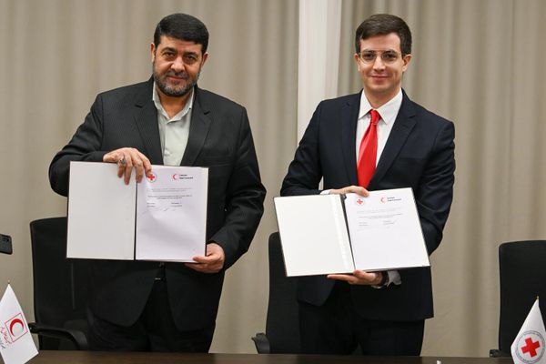 Пресс-конференция президента Армянского общества Красного Креста Давида Нерсисяна и президента Иранского Красного Полумесяца доктора Пирхоссейна Коливанда (28 октября 2025). Еревaн - Sputnik Армения