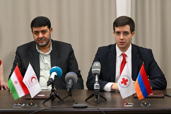 Пресс-конференция президента Армянского общества Красного Креста Давида Нерсисяна и президента Иранского Красного Полумесяца доктора Пирхоссейна Коливанда (28 октября 2025). Еревaн - Sputnik Армения