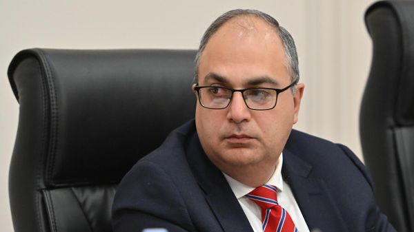 Председатель Постоянной комиссии по государственно-правовым вопросам НС Владимир Варданян во время заседания постоянных комиссий НС по обсуждению госбюджета 2026 (29 октября 2025). Еревaн - Sputnik Армения