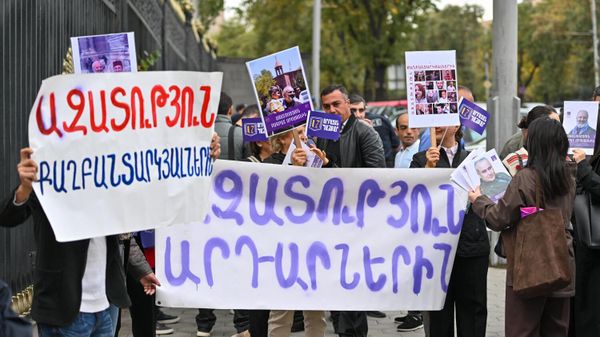 Акция протеста у здания Национального собрания (29 октября 2025). Еревaн - Sputnik Армения