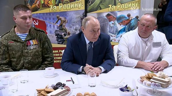 Владимир Путин приехал в Центральный военный клинический госпиталь имени П.В.Мандрыка МО РФ - Sputnik Արմենիա