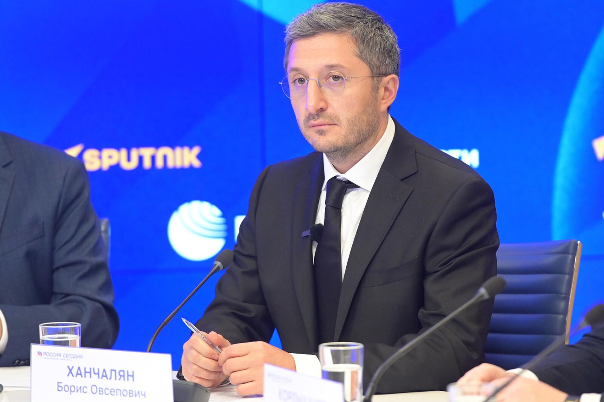 Заместитель генерального директора Газпром-Медиа Холдинг Борис Ханчалян во время видеомоста по теме международного фестиваля Народы России и СНГ (29 октября 2025). Москвa - Sputnik Արմենիա, 1920, 30.10.2025