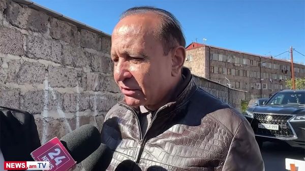 Овик Абраамян отвечает на вопросы журналистов после заседания суда (30 октября 2025). Еревaн - Sputnik Армения