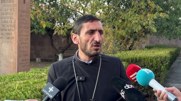 Հովհաննավանքի քահանա տեր Սարգիսը` կարգալույծ արված հոգևորականի կողմից սպասվող պատարագի մասին - Sputnik Արմենիա