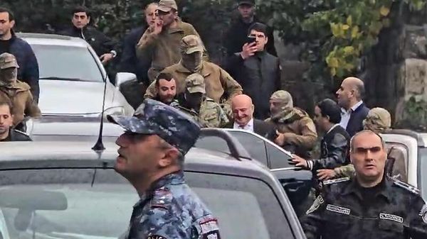 Сотрудники силовых ведомств подвергают приводу мэра Гюмри Вардана Гукасяна (20 октября 2025). Гюмри - Sputnik Армения