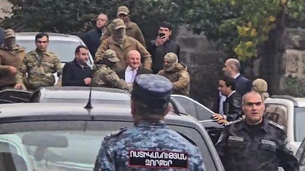 Сотрудники силовых ведомств подвергают приводу мэра Гюмри Вардана Гукасяна (20 октября 2025). Гюмри - Sputnik Армения