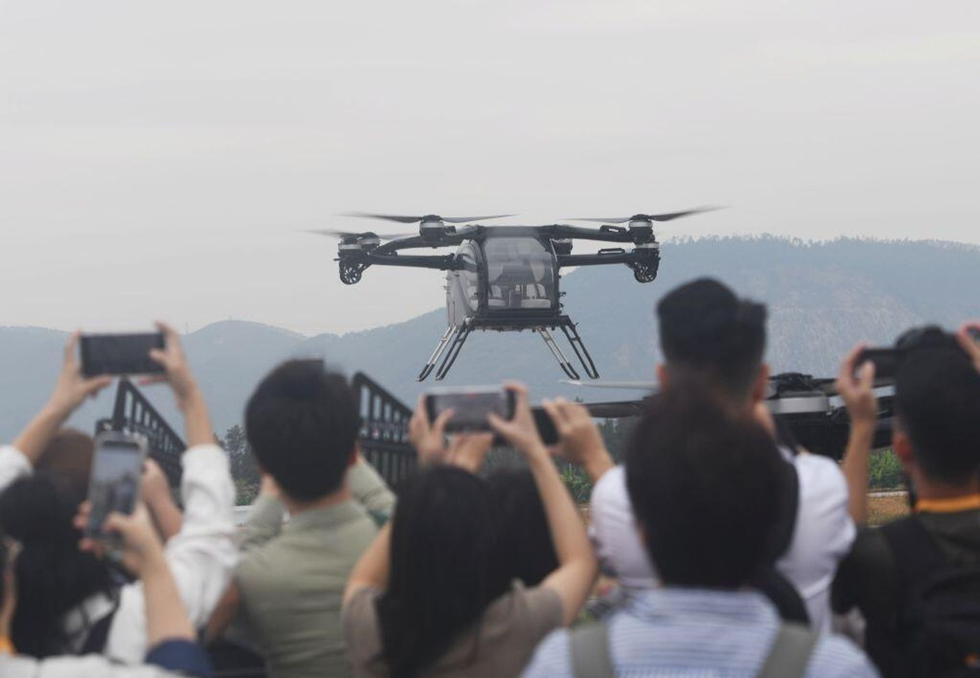 Зрители наблюдают за демонстрацией модуля eVTOL модульного летающего автомобиля Xpeng AeroHT на Китайской международной авиационно-космической выставке в Чжухае (24 октября 2025). Китай - Sputnik Արմենիա, 1920, 04.11.2025