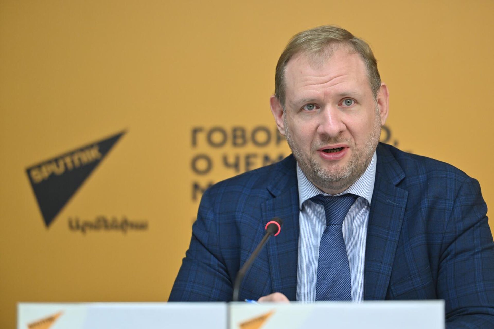 Генеральный директор ЮКЖД Алексей Мельников на совместной с главой Федерации туризма Армении пресс-конференции (5 ноября 2025). Еревaн - Sputnik Армения, 1920, 05.11.2025
