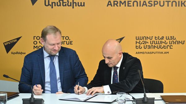 «Հարավկովկասյան երկաթուղի» ընկերության գլխավոր տնօրեն Ալեքսեյ Մելնիկովը և Հայաստանի տուրիզմի ֆեդերացիայի նախագահ Մեխակ Ապրեսյանը - Sputnik Արմենիա