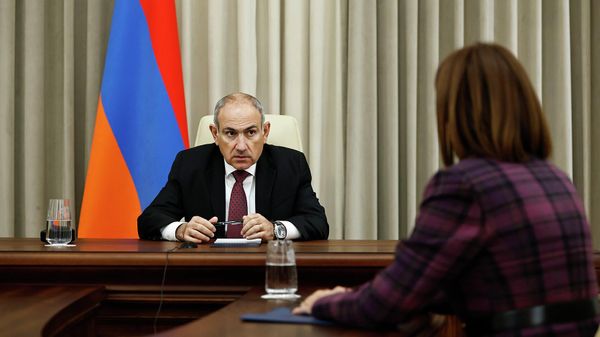 Премьер-министр Никол Пашинян провел рабочую дискуссию с министром здравоохранения Анаит Аванесян по вопросу внедрения системы всеобщего медицинского страхования (5 ноября 2025). Еревaн - Sputnik Армения