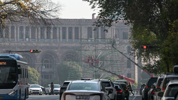 Установка главной новогодней ели на площади Республики (7 ноября 2025). Еревaн - Sputnik Արմենիա
