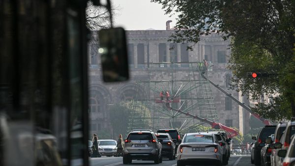 Установка главной новогодней ели на площади Республики (7 ноября 2025). Еревaн - Sputnik Армения