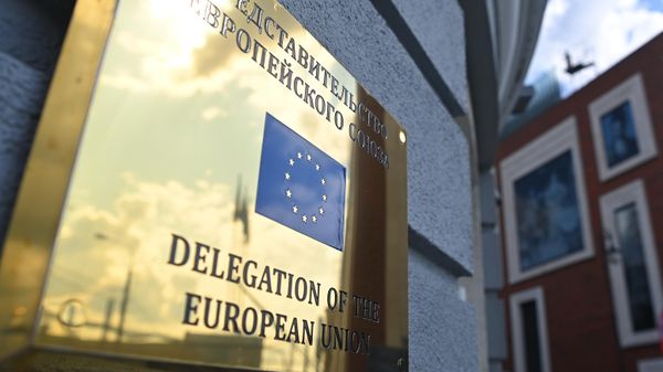 Табличка на фасаде здания представительства Европейского Союза в РФ в Москве. - Sputnik Армения