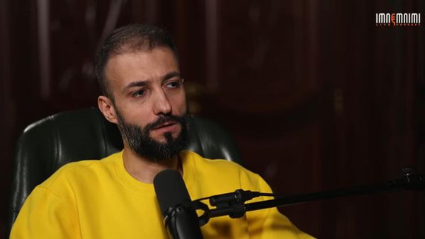 Ведущий подкаста «Имнемними» Вазген Сагателян во время эксклюзивной беседы с Сержем Саргсяном (7 ноября 2025). Еревaн - Sputnik Армения