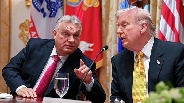 Президент США Дональд Трамп общается с премьер-министром Венгрии Виктором Орбаном в зале заседаний Кабинета министров Белого дома  - Sputnik Армения