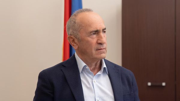 Роберт Кочарян дал интервью комментатору новостной программы Айлур 5-ого канала Ларе Аракелян (9 ноября 2025). Еревaн - Sputnik Армения