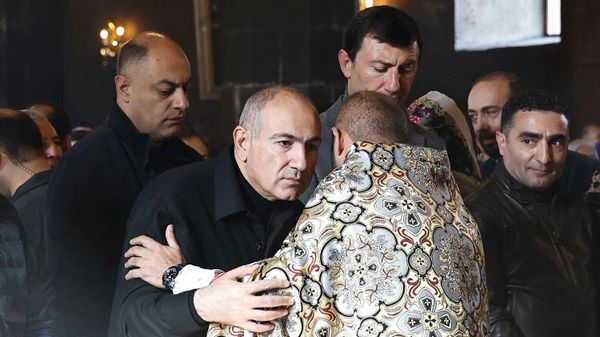 Премьер-министр Никол Пашинян во время воскресной литургии в церкви Святой Богородицы (9 ноября 2025). Талин - Sputnik Армения