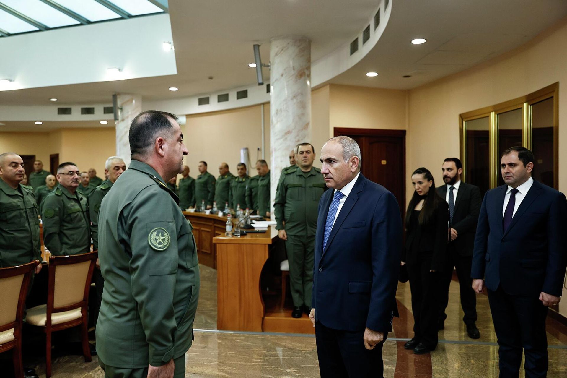 Премьер-министр Никол Пашинян встретился с участниками оперативного совещания руководящего состава ВС РА (10 ноября 2025). Еревaн - Sputnik Армения, 1920, 10.11.2025
