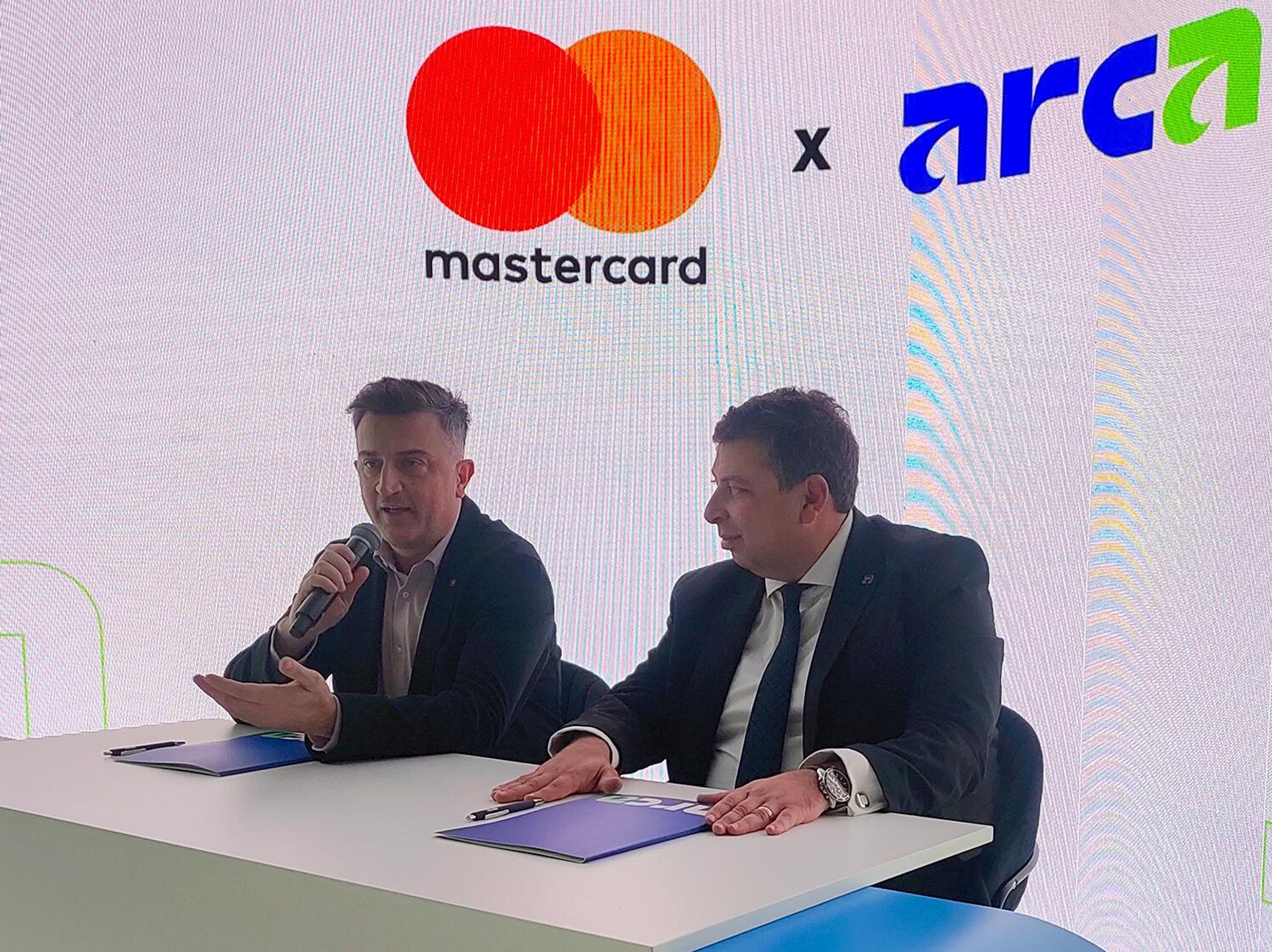 Исполнительный директор ArCa Вардан Хачатрян и менеджер MasterCard по Грузии и Армении Давид Згудадзе - Sputnik Армения, 1920, 11.11.2025
