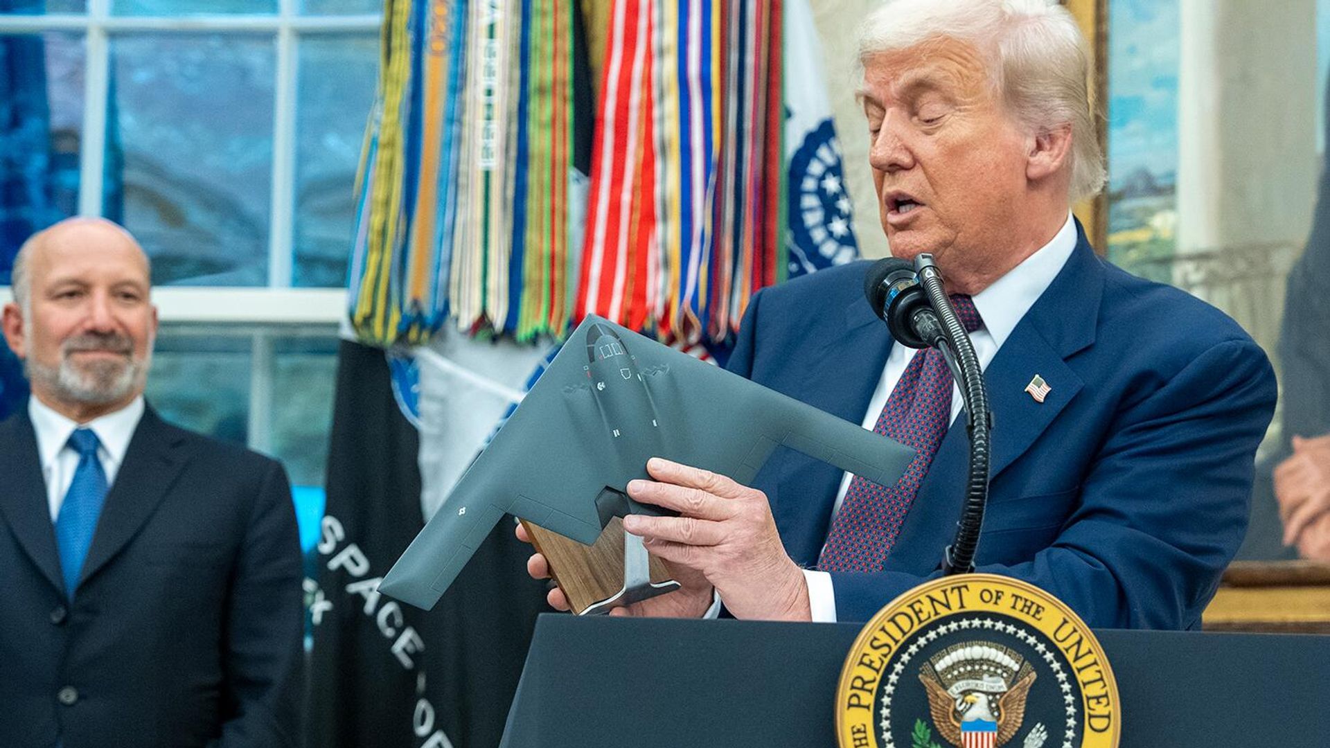 Президент США Дональд Трамп держит модель бомбардировщика B-2 в Овальном кабинете Белого дома (6 августа 2025). Вашингтон - Sputnik Армения, 1920, 11.11.2025